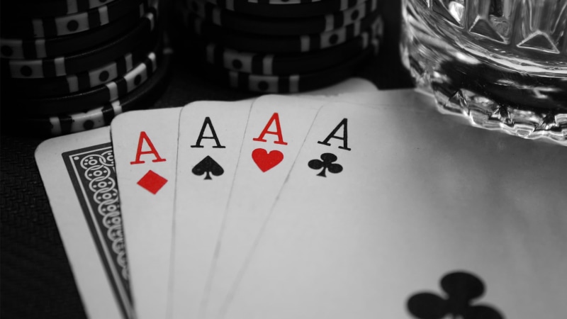 leisure Activity, king Card, Glass, las Vegas - Nevada, focus on foreground, close-up, The game, Chips, heart Suit, winning, red, White, Black, four, Peaks