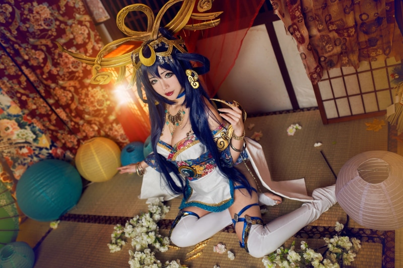 makeup, flowers, floor, feet, background, hair, costume, image, decoration, blue, stockings, outfit, claw, Asian, girl, sitting, light, headdress, hairstyle