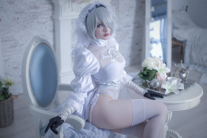 silver hair, thighs, video game girls, white clothing, model, Sai Westwood, 2B (Nier: Automata), short hair, hair over one eye, women indoors, looking at viewer