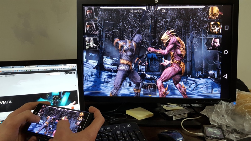 arts culture and entertainment, real people, blackberry, smartphone, wireless technology, mortal kombat, communication, technology, android gaming, games