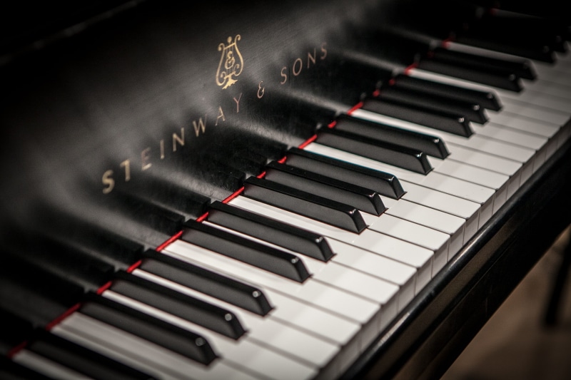 keyboard instrument, performance, no people, instrument, in a row, classical music, musical equipment, music, selective focus, indoors, white color, close-up