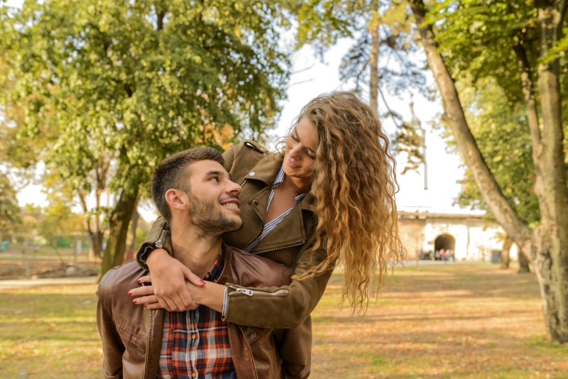 leisure, family, man, tree, hair, young women, waist up, romantic, sweet, embrace, affection, brown, romance, leaf, leisure activity, plant, casual clothing