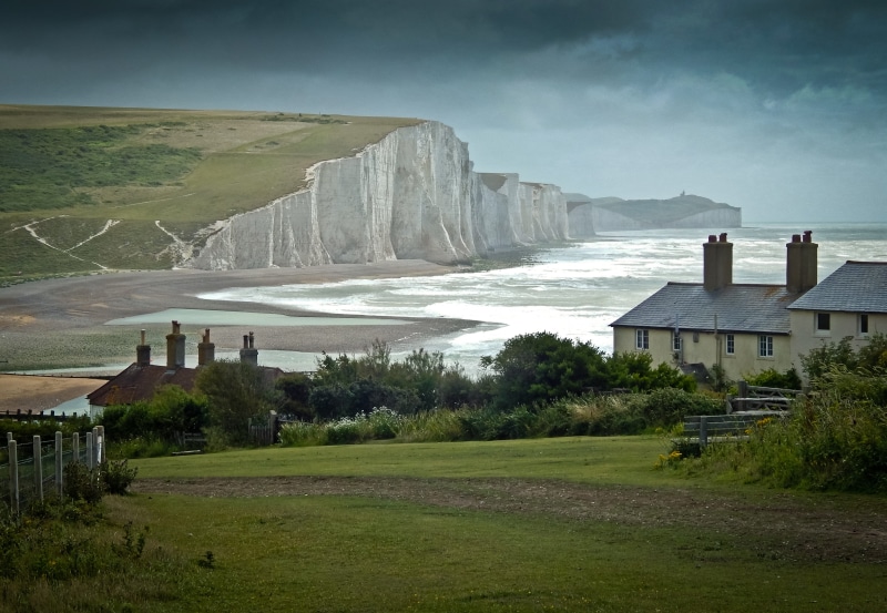wooden, green, daytime, 4K, sky, beauty in nature, plant, coast, beach, landscape, seaside, sisters, cliff, trees, seven, building, cuckmere, leaf, grass