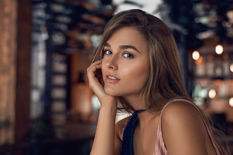 women, 720P, portrait, face, blonde, depth of field, blue eyes, choker