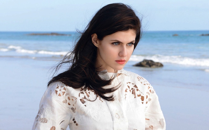 Actress, hairstyle, looking at camera, Brunette, one person, sea, women, water, Depth Of Field, long hair, wind, Actresses, American, adult, young adult