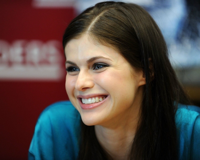Alexandra Daddario, happiness, emotion, teeth, toothy smile, real people, portrait, front view, smiling, hairstyle, young women, leisure activity, human face