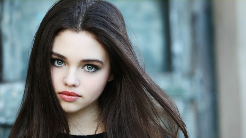 contemplation, beauty, model, long hair, brown hair, human hair, looking at viewer, hairstyle, one person, focus on foreground, young women, women, human face
