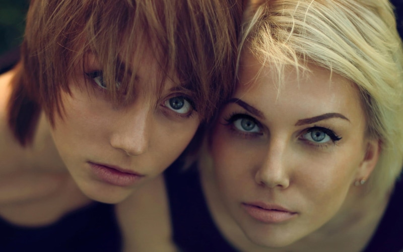 emotion, sister, 1080P, two people, headshot, family, young women, bangs, looking at viewer, hairstyle, couple - relationship, child, blue eyes, beautiful woman