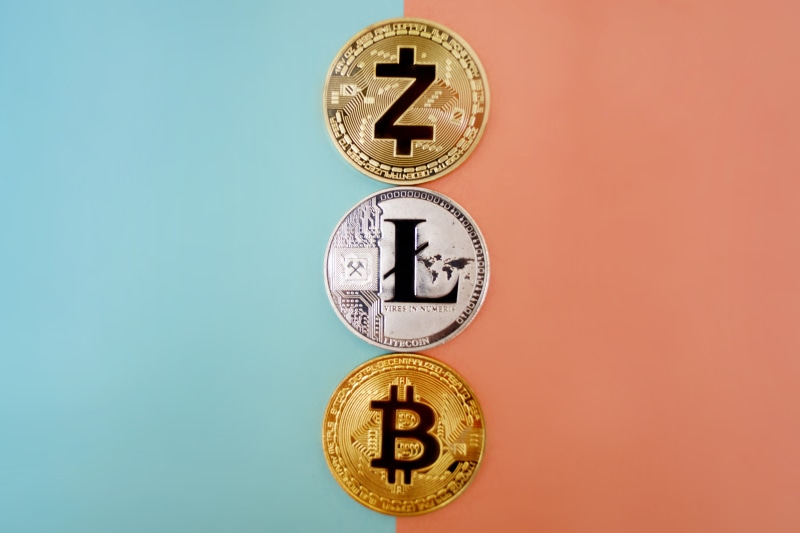finance, silver, wealth, conceptual, minute hand, three, 5K, wall clock, circle, clock face, studio shot, copy space, gold, bitcoin, number, investment