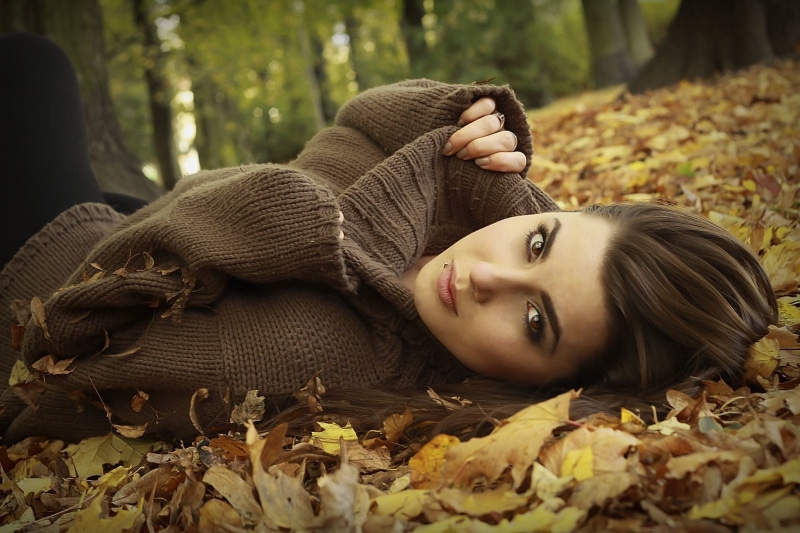 women, enjoyment, caucasian Ethnicity, lifestyles, s, autumn, yellow, women outdoors, real people, brown Hair, model, woman, change, beauty, happiness