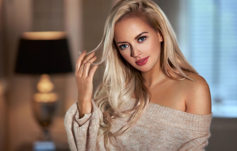 beauty, hairstyle, hair, contemplation, portrait, glamour, looking at viewer, blonde, depth of field, fashion, sweater, touching hair, young women, beautiful people