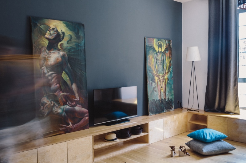 brick walls, indoors, 5K, arts culture and entertainment, flooring, table, representation, paintings, loft apartment, human representation, domestic Room