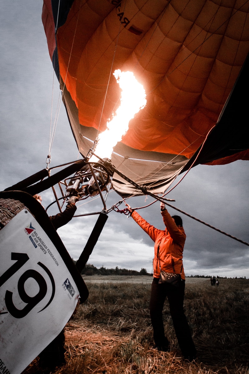 orange, hot, transportation, daytime, 4K, air, flame, openair, day, nature, arranging, grass, basket, fire, land, person, burning, people, outdoors, men