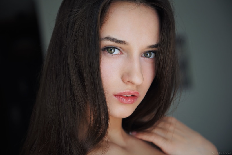 4K, brunette, bed, Gloria Sol, pillow