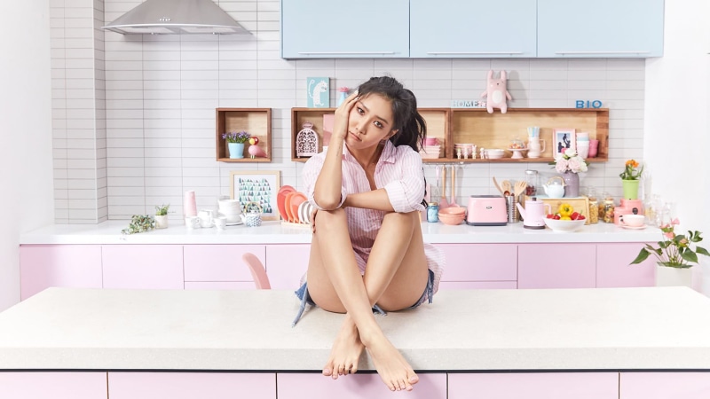 K-pop, hairstyle, food and drink, sitting, kitchen, top, home, casual clothing, indoors, one person, s, full length, Hwasa, beautiful woman, domestic kitchen