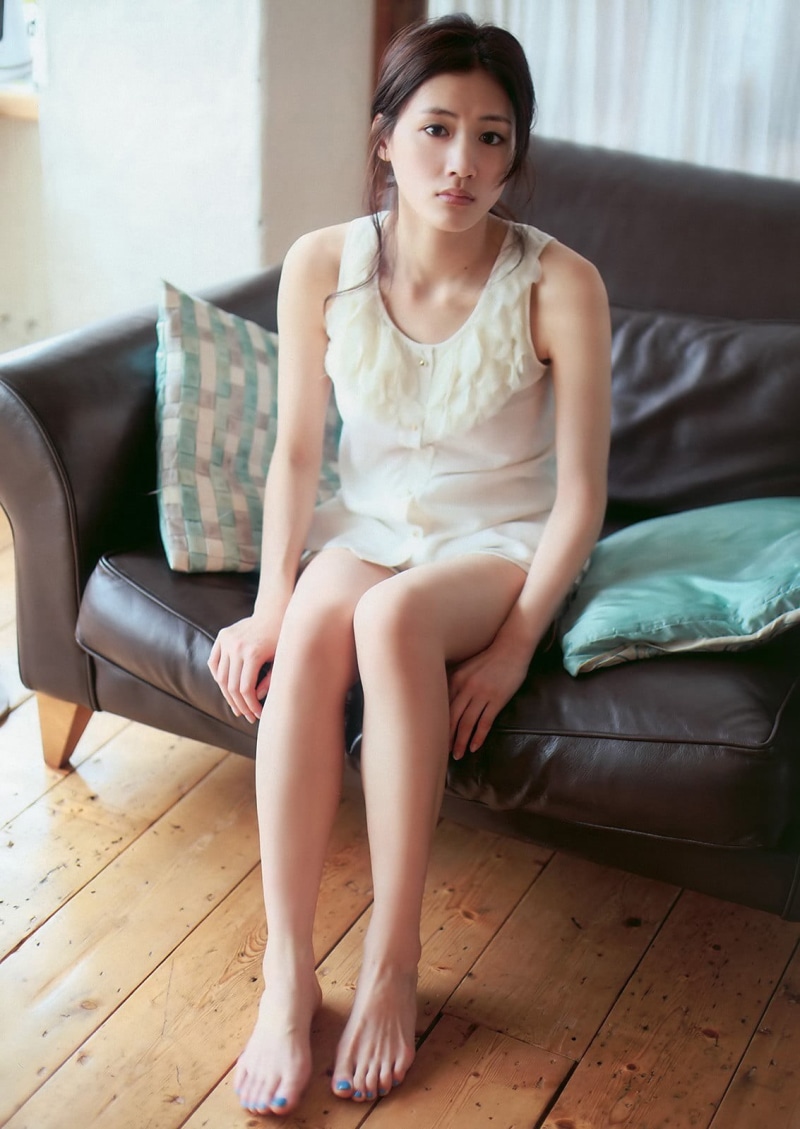 sofa, hair, living room, hairstyle, looking at camera, women, furniture, beautiful people, one person, young women, legs, domestic room, sitting, adult