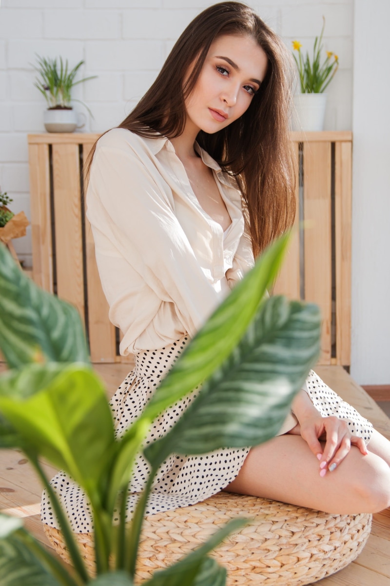 holding, makeup, curtain, photo, heat, sympathetic, only women, one, tenderness, beauty, lifestyles, fashion, adults only, beige, blouse, ottoman, youth