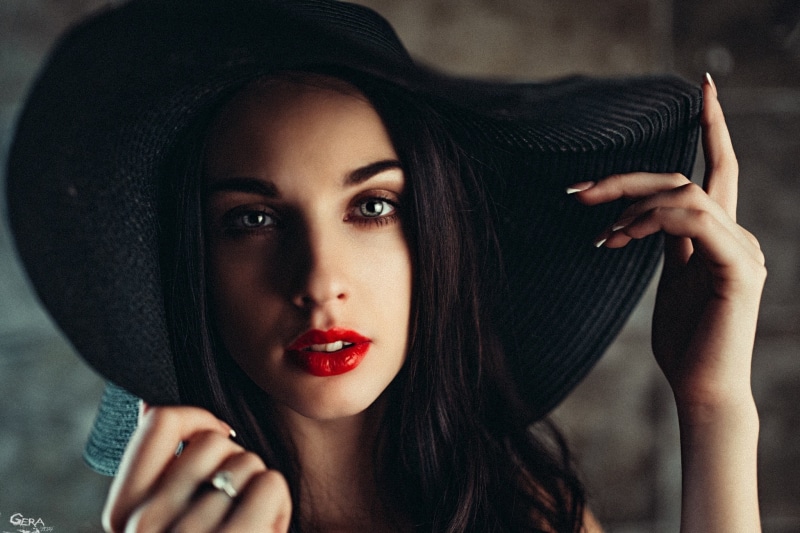 glamour, young adult, beauty, front view, hair, beautiful woman, close-up, headshot, one person, adult, portrait, make-up, nail, hand, leisure activity