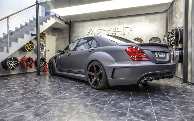 sedan, transportation, Mercedes-Benz, architecture, day, sign, red, mode of transportation, motor vehicle, flooring, outdoors, city, communication, Mercedes-Benz S-Class V3