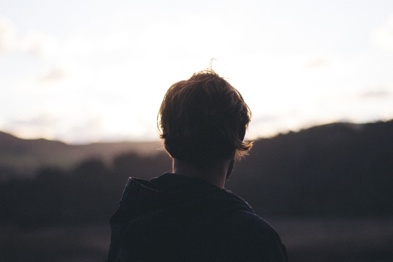 rear view, landscape, wearing, daytime, childhood, alone, hairstyle, afar, focus on foreground, vacations, starring, child, 5K, lifestyles, leisure activity