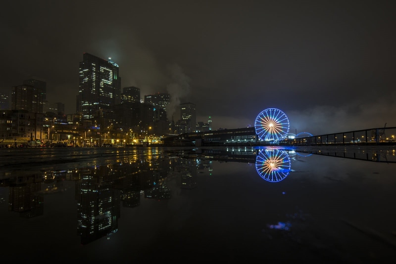 building exterior, wheel, waterfront, no people, city, night, nightlife, outdoors, architecture, amusement park, city lights, 720P, ferris wheel, office building exterior