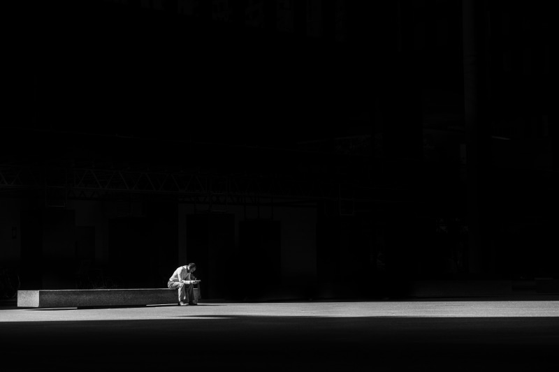 leisure activity, smartphone, architecture, male, lifestyles, stage, solo, dark, bench, cell phone, city, copy space, built structure, men, photo, full length
