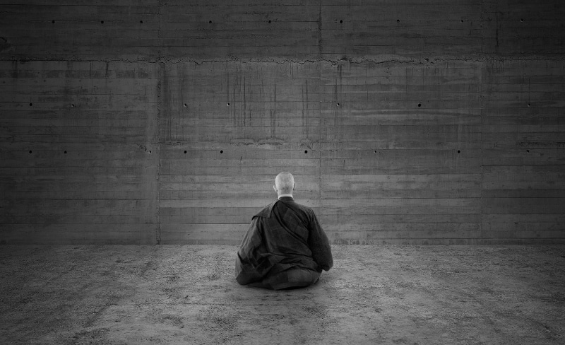 casual clothing, 1080P, wood - material, full length, Monk, lifestyles, sitting, photo, zen, clothing, indoors, real people, one person, Black and White