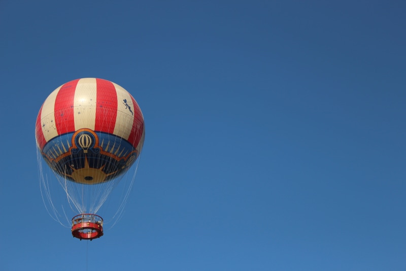 white, balloon, adventure, mid-air, travel, outdoors, bird, hot air balloon, blogger, mode of transportation, parachute, red, sky, day, paris, leisure activities