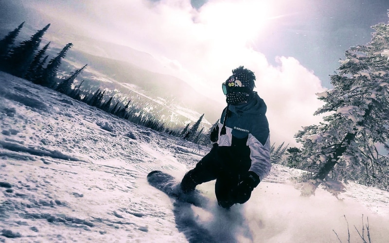 mountain range, real people, plant, cloud - sky, lifestyles, blue, sky, outdoors, jacket, mountains, one person, 720P, day, snowboarding, snowboards, winter sport