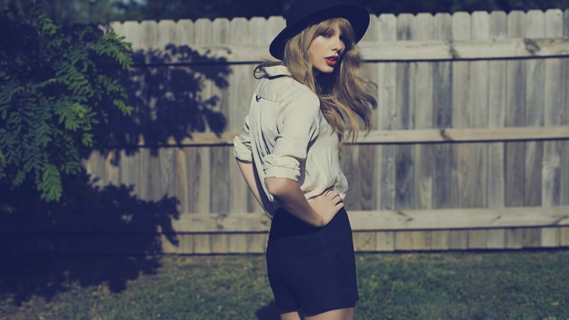 lifestyles, hat, clothing, women, singer, outdoors, one person, fashion, hairstyle, celebrity, standing, three quarter length, casual clothing, leisure activity