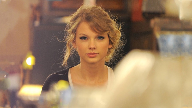 singer, hairstyle, selective focus, taylor, real people, young adult, contemplation, fashion, blonde, indoors, cafe, 1080P, adult, women, beauty, one person