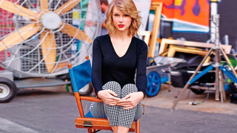 beauty, adult, casual clothing, beautiful woman, city, bicycle, hairstyle, one person, blond hair, young women, women, 720P, outdoors, swift, Taylor Swift