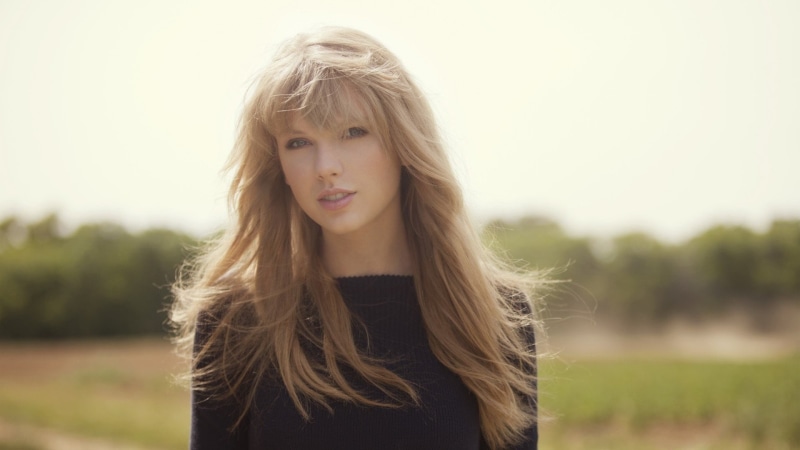 day, 1080P, hairstyle, beauty, young adult, beautiful woman, looking at camera, portrait, taylor, blond hair, front view, headshot, swift, focus on foreground