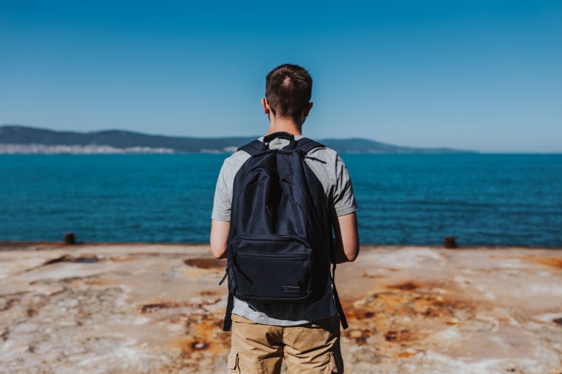 standing, looking out, leisure activity, lifestyle, scenics - nature, three quarter length, one Person, outdoors, dom, Man, cost, advertising, sea, hiking