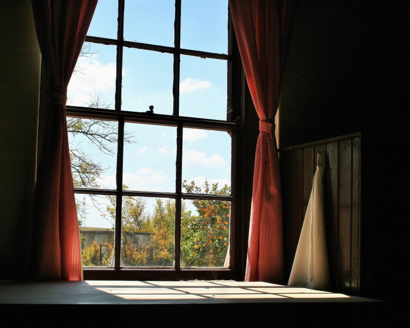 glass, nature, day, 2K, framed, house, window sill, architecture, building, home Interior, curtains, farmhouse window, indoors, pane, window frame, red