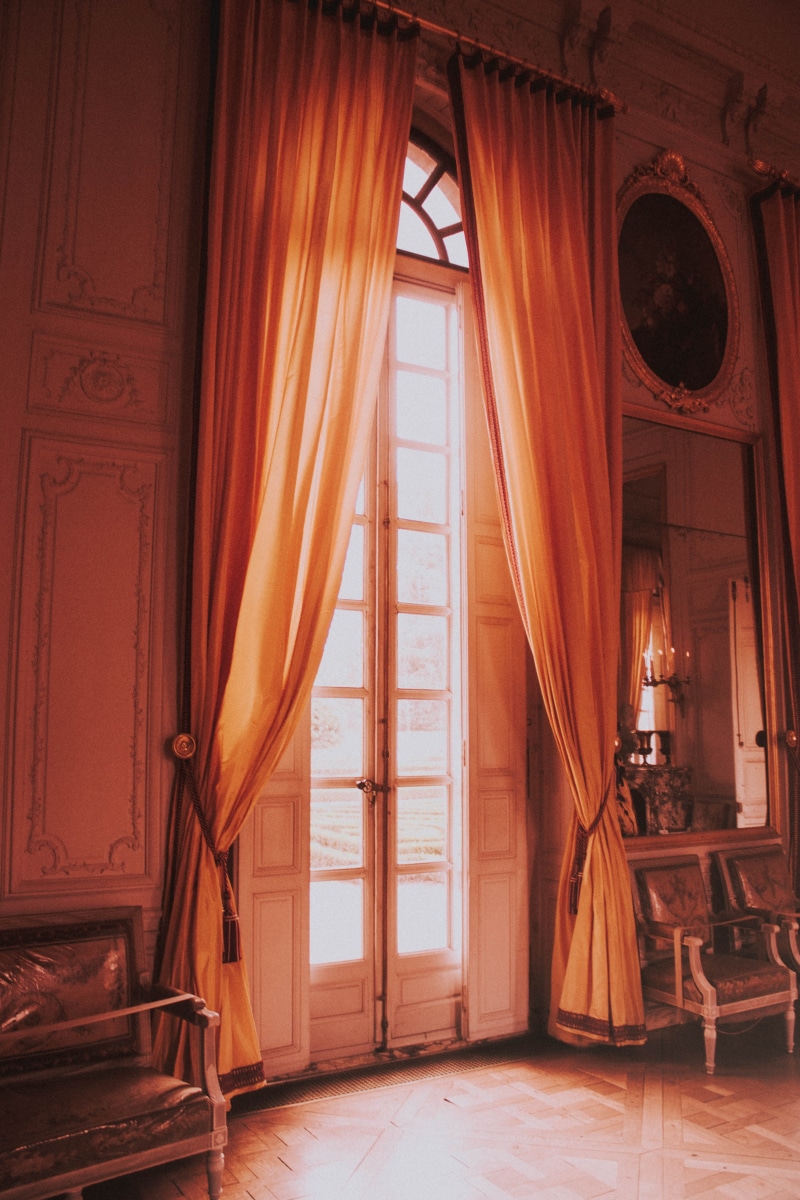 wood - material, indoors, 5K, luxe, floor, furniture, brown, curtain, house, flooring, no people, building, culture, grommet, luxury, domestic room, entrance