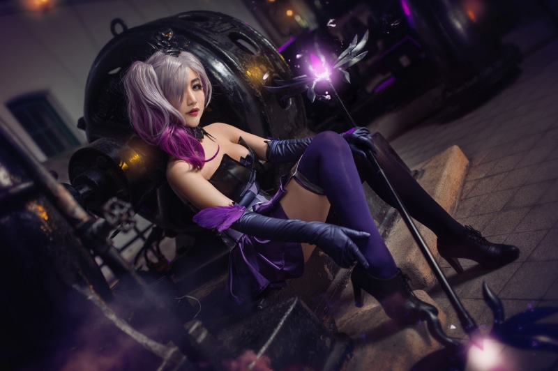 pose, background, dark, witchcraft, ponytail, weapons, hairstyle, makeup, shoes, girl, style, the room, image, lights, shoulders, installation, magic, blonde