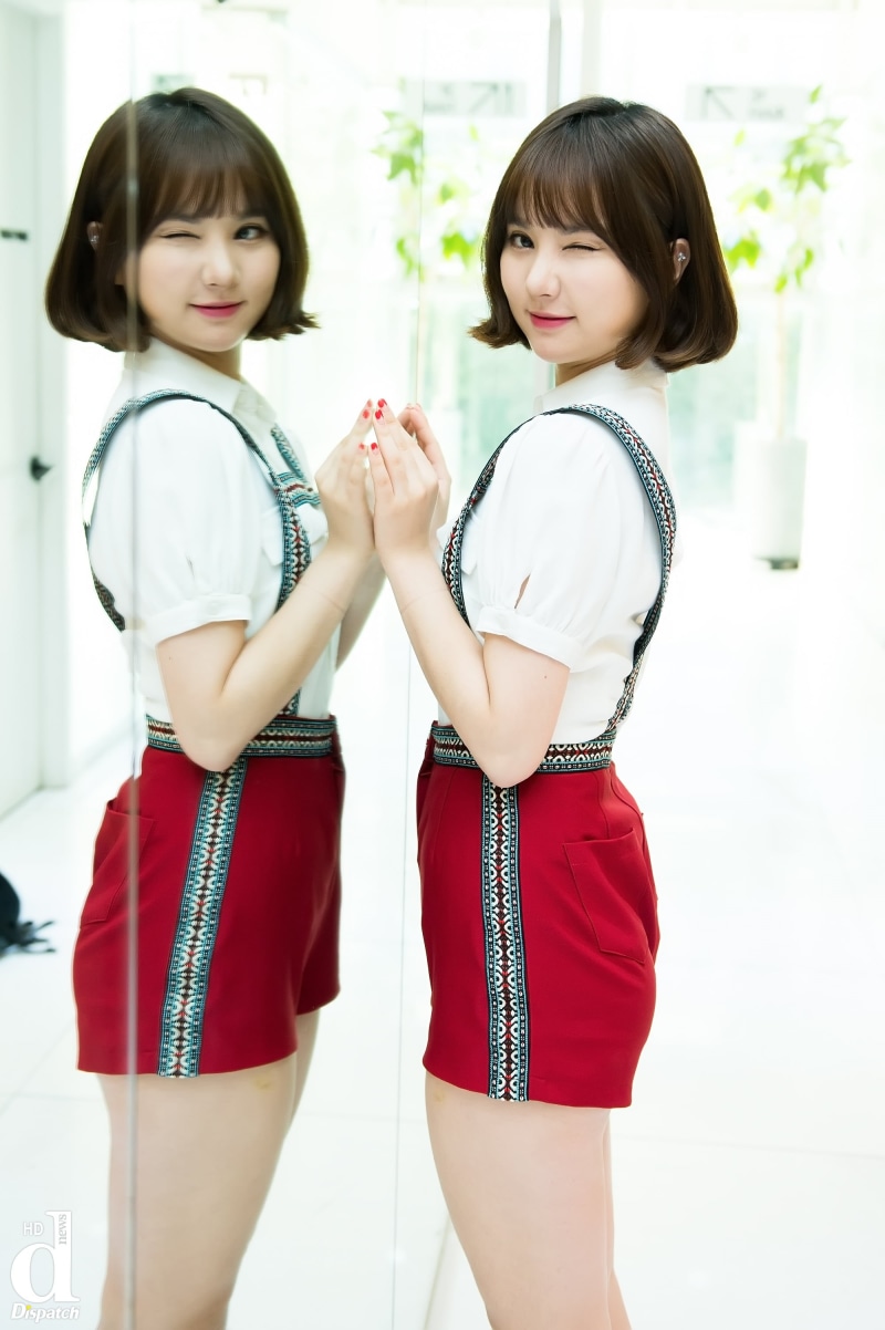 two people, child, hairstyle, daughter, females, Gfriend, K-pop, family, beautiful woman, three quarter length, standing, South Korea, offspring, casual clothing