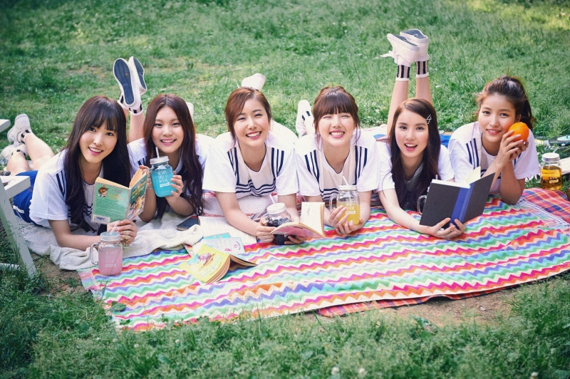 cheerful, offspring, 4K, people, grass, outdoors, food, togetherness, musician, brunette, happiness, dancer, leisure activity, casual clothing, South Korea