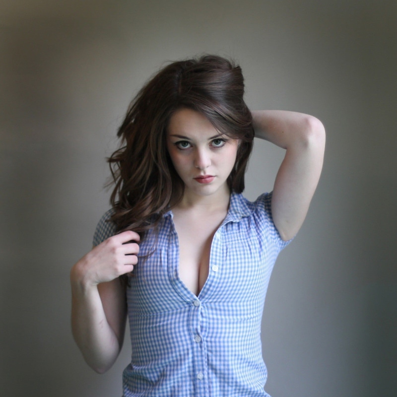 720P, Imogen Dyer, cleavage