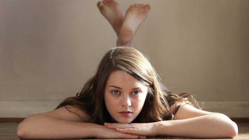 1080P, lifestyles, front view, one person, looking at camera, blond hair, young adult, brunette, indoors, women, contemplation, young women, hairstyle