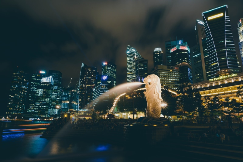 lifestyles, city Life, park, building, one person, river, travel, outdoors, cloud - sky, fountain, illuminated, skyscrapers, backgrounds, sky, famous Place