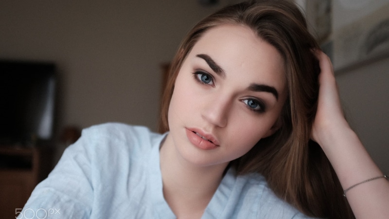 1080P, beauty, one person, women, portrait, relaxation, domestic room, hairstyle, looking at viewer, indoors, domestic life, headshot, brunette, young adult