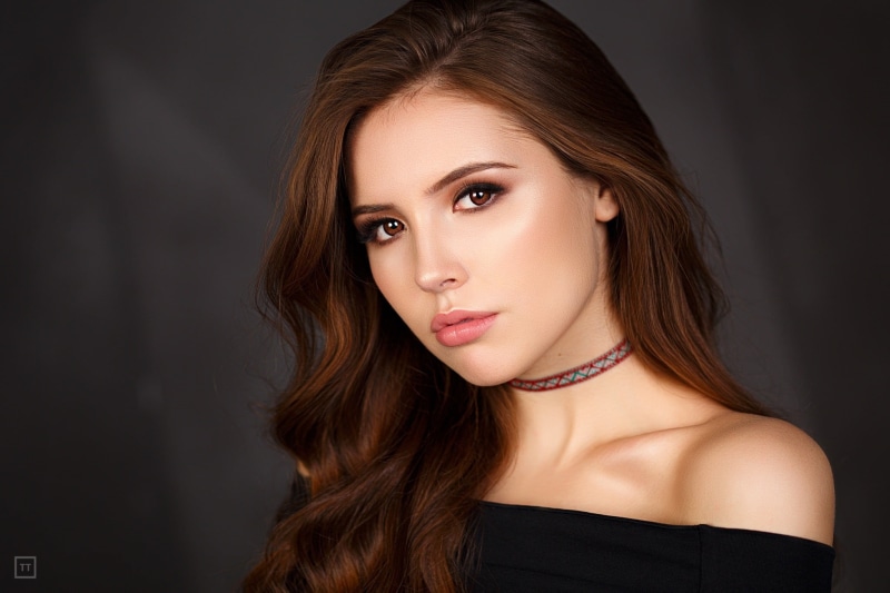 modern, brown hair, human hair, human face, choker, portrait, young adult, fashion, simple background, 1080P, looking at camera, glamour, beautiful woman