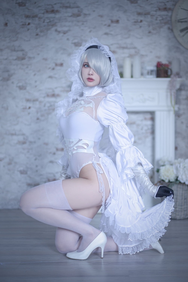 women, thigh-highs, women indoors, 2B, video game characters, 2B (Nier: Automata), cosplay, video games, 720P, video game girls, silver hair, white clothing