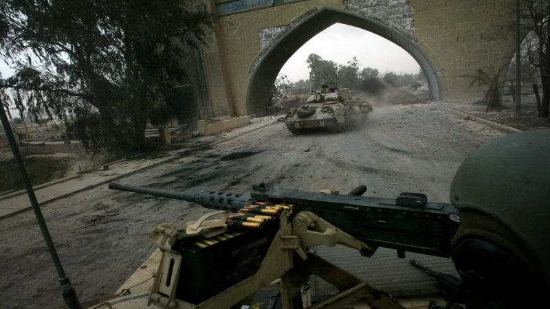 day, tank, vehicle, arch, bridge, infantry fighting vehicle, army, fighting, war, road, grey, armed forces, incidental people, plant, land vehicle, conflict