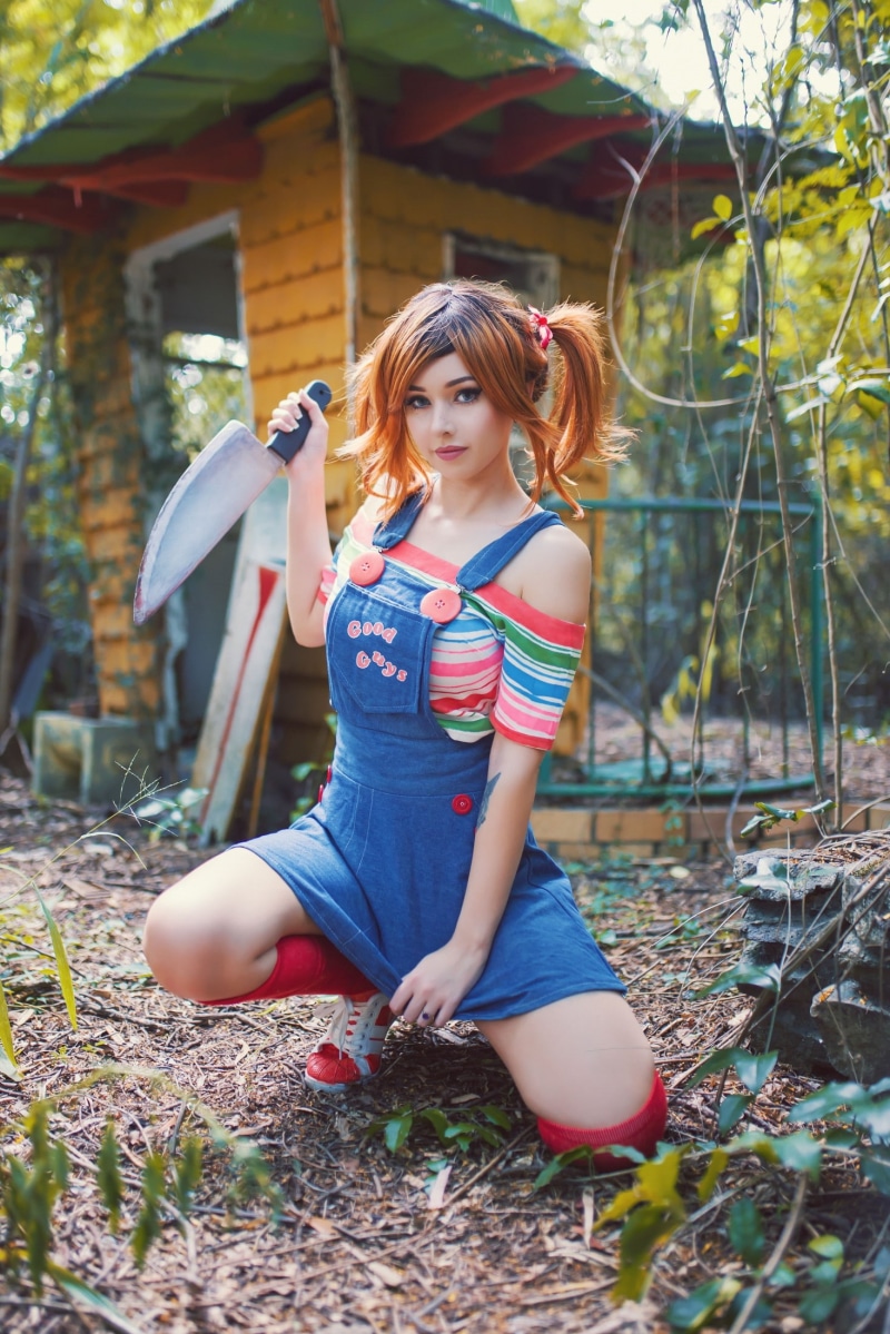 Amy Thunderbolt, sneakers, squatting, model, knife, cosplay, women outdoors, looking at viewer, dyed hair, movies, women, knee-highs, pigtails, overalls