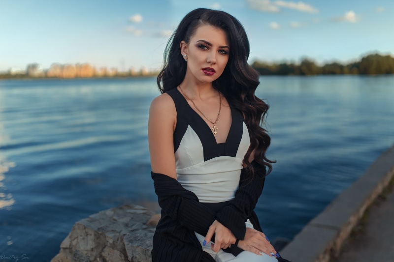 nature, young women, 1080P, eyeshadow, beautiful woman, one person, hair, leisure activity, portrait, face, water, natural light, bokeh, three quarter length