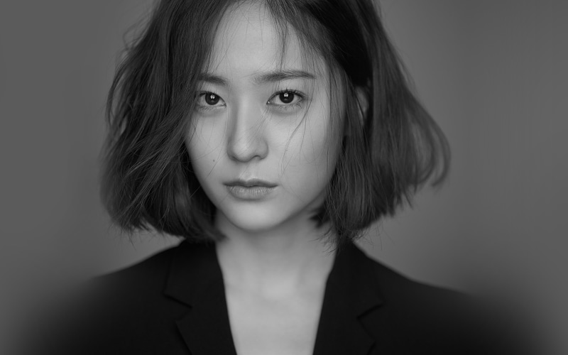 beauty, studio shot, hair, indoors, human face, looking at camera, 4K, bw, close-up, one person, hairstyle, depression - sadness, headshot, medium-length hair