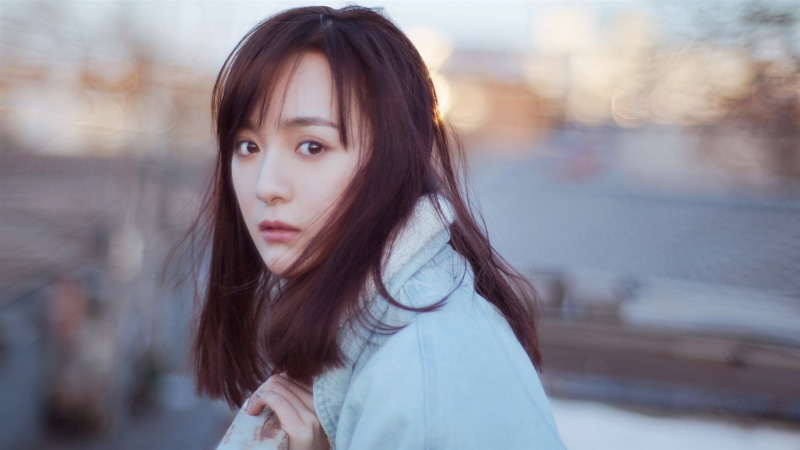 brown hair, Asian, hairstyle, women, looking at camera, medium-length hair, 1080P, beauty, looking at viewer, long hair, outdoors, contemplation, hair
